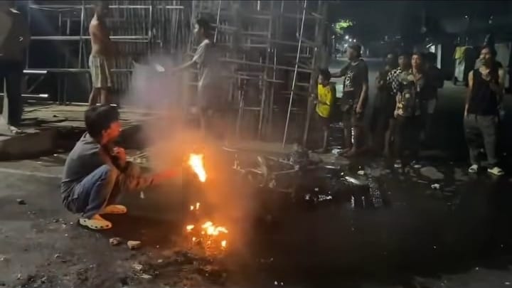 Tangkapan layar suasana bentrokan disertai nyala api di Jalan Cendrawasih, Kecamatan Mariso, Makassar, Minggu dini hari, 16 Agustus 2026, dalam video yang beredar di media sosial.