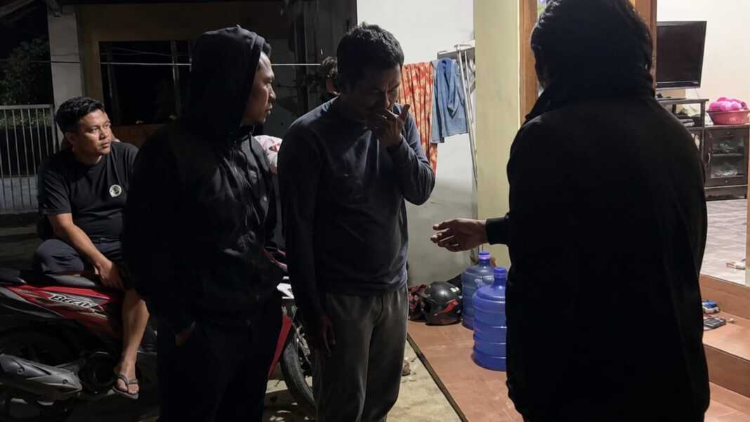 Potongan suasana penggerebekan dalam tangkapan layar video yang beredar di Bone, Sulawesi Selatan.