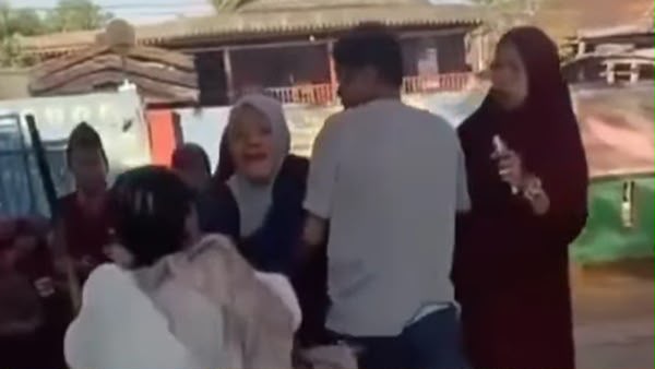 Tangkapan layar keributan yang memperlihatkan guru SD di Jeneponto diduga diserang orang tua siswa di lingkungan sekolah.