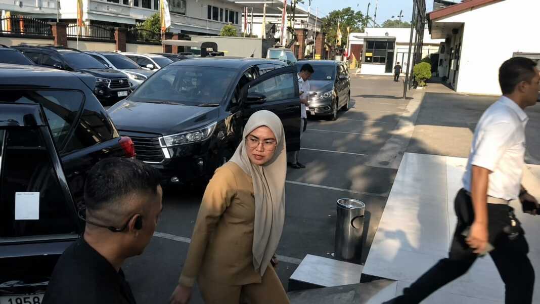Bupati Gowa Sitti Husniah Talenrang tiba di Polresta Gowa untuk memenuhi panggilan penyidik Tipidkor.