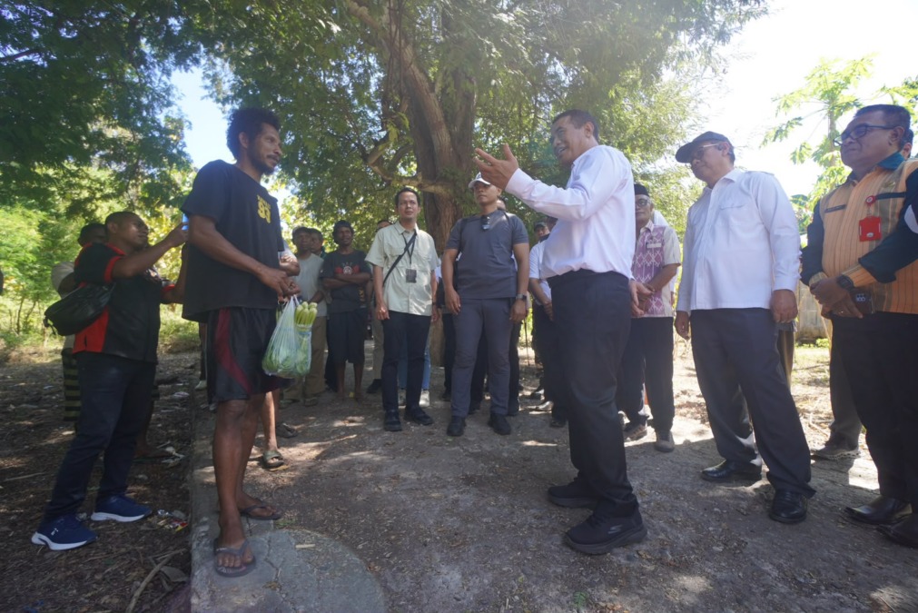 Menteri Pertanian Andi Amran Sulaiman berdialog dengan warga saat kunjungan kerja di Kabupaten Alor, Nusa Tenggara Timur, Sabtu, 8 Agustus 2026.