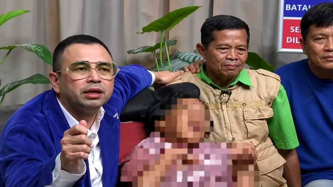 Raffi Ahmad bersama Pak Sunarto dan putrinya Opi dalam momen penyerahan bantuan tempat tinggal di Bandung.