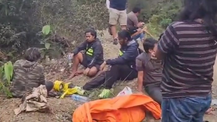 Tim evakuasi berada di lokasi penemuan jasad korban di area jurang Desa Kolono, Kecamatan Bungku Timur, Morowali.