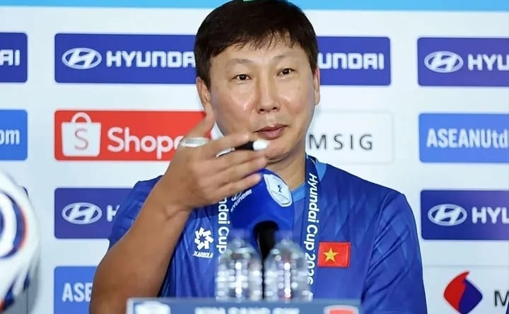 Kim Sang-sik saat konferensi pers Vietnam jelang laga melawan Timnas Indonesia di Piala AFF 2026.
