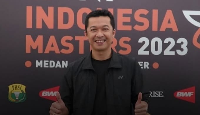 Taufik Hidayat berpose di depan backdrop Indonesia Masters 2023.