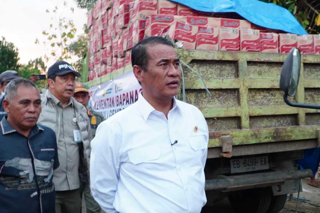 Menteri Pertanian Andi Amran Sulaiman meninjau bantuan pangan untuk korban gempa Flores di Nusa Tenggara Timur.