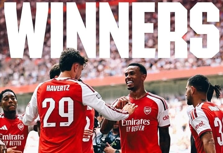 Para pemain Arsenal merayakan gelar FA Community Shield 2026 setelah menang 3-0 atas Manchester City di Cardiff.