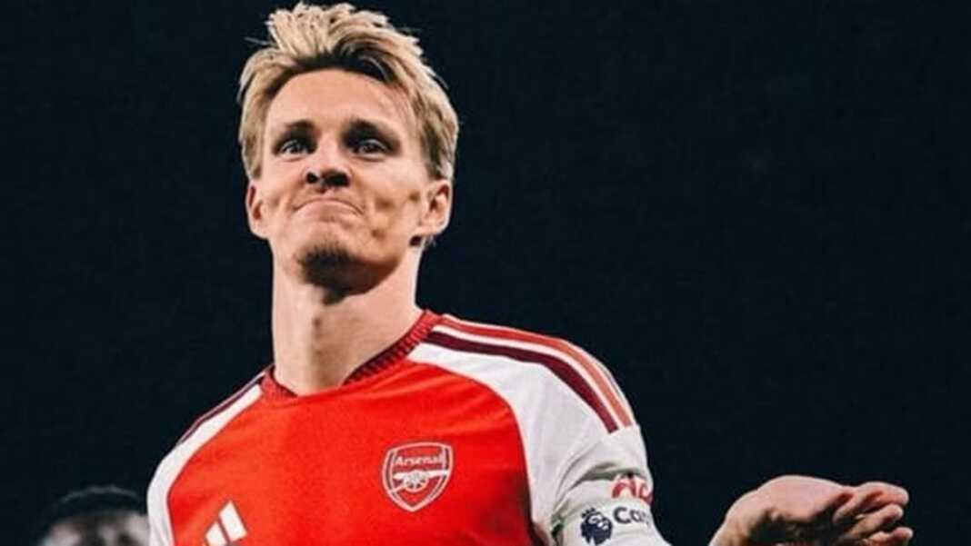 Kapten Arsenal Martin Odegaard beraksi saat The Gunners menang 3-0 atas Coventry City pada laga Premier League di Emirates Stadium, London, Jumat, 21 Agustus 2026.