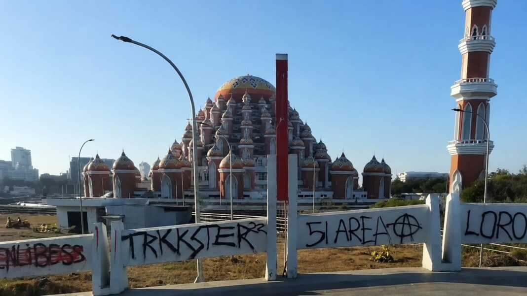 Coretan vandalisme terlihat pada fasilitas di kawasan Center Point of Indonesia (CPI), Makassar.
