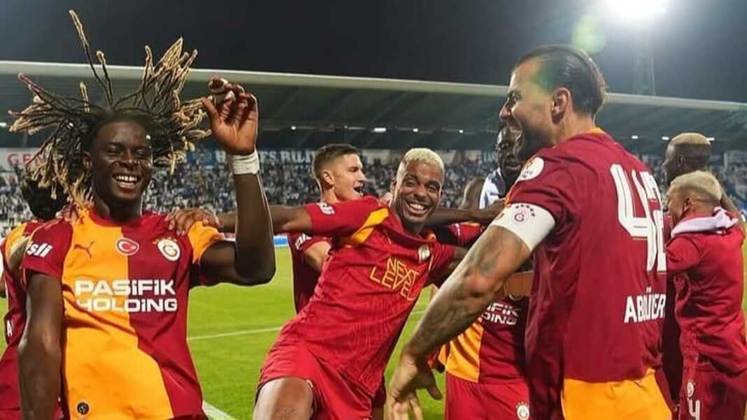 Pemain Galatasaray merayakan gol saat menghadapi Erzurumspor FK di Liga Turki.