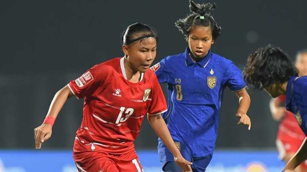 Pemain Garuda Pertiwi berebut bola dengan pesepak bola Thailand pada final Srikandi Merdeka Cup 2026 di Kudus.
