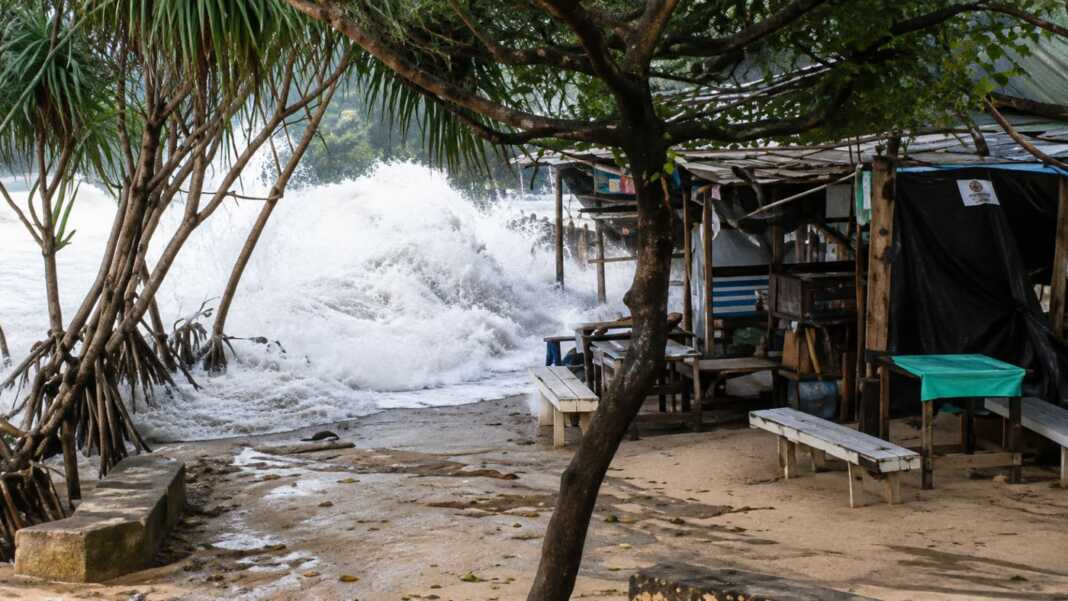 Gelombang tinggi menerjang area pesisir dan bangunan semi permanen di kawasan pantai selatan Gunungkidul, Daerah Istimewa Yogyakarta.