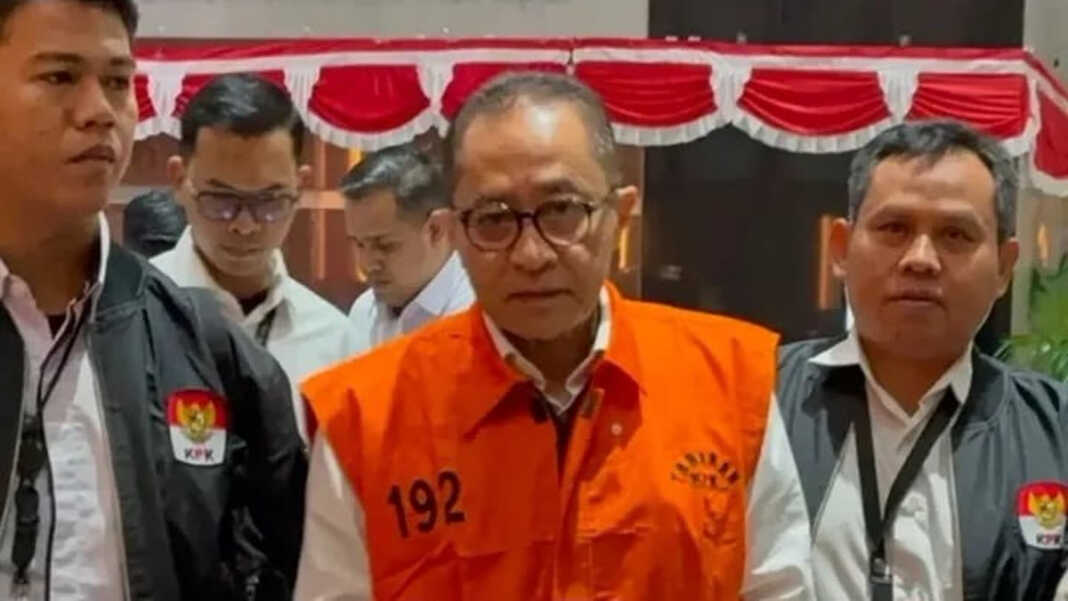 Muhammad Haniv memakai rompi tahanan KPK seusai diperiksa dalam kasus dugaan gratifikasi di Gedung Merah Putih KPK, Jakarta, Rabu (19/8/2026).