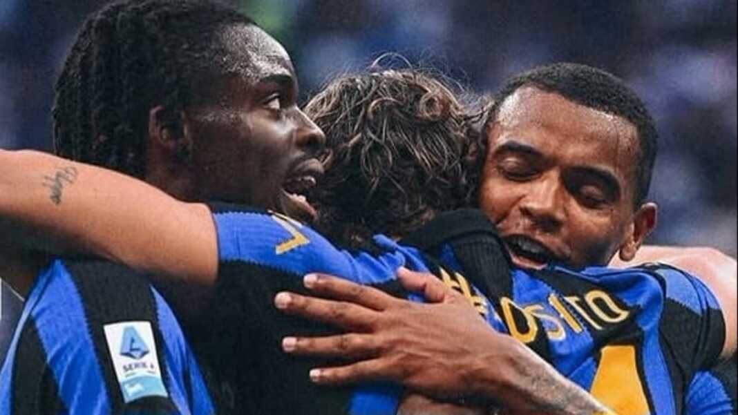 Pemain Inter Milan berpelukan saat merayakan gol dalam kemenangan 4-1 atas Monza di San Siro.