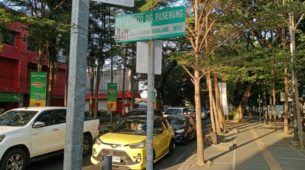 Plang Jalan Lanto Daeng Pasewang terlihat di salah satu ruas jalan di Makassar, Senin (17/8/2026), saat kawasan itu kembali kondusif pada momentum HUT ke-81 RI.