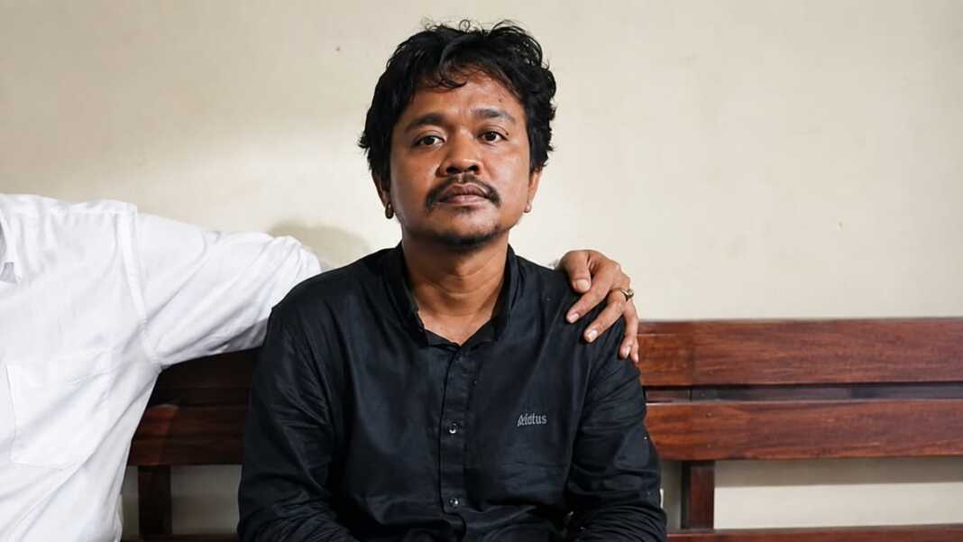 MRP, ayah kandung Julia Risky Ramadiana, berada di Polres Merauke setelah ditetapkan sebagai tersangka.