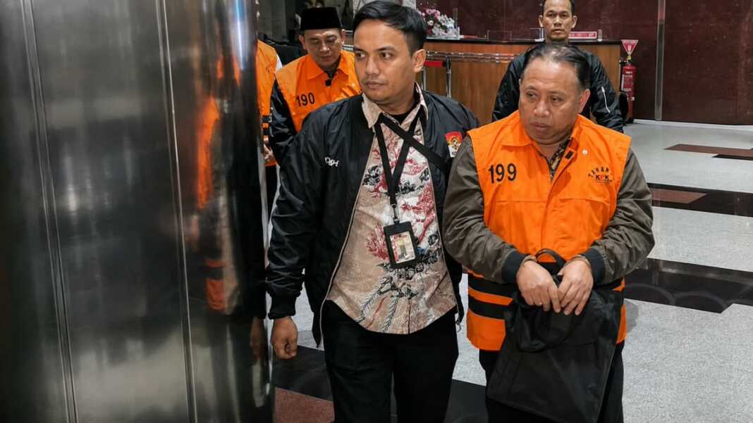 Salah satu tersangka kasus dugaan korupsi penerimaan mahasiswa baru Fakultas Kedokteran Unsoed mengenakan rompi tahanan KPK.