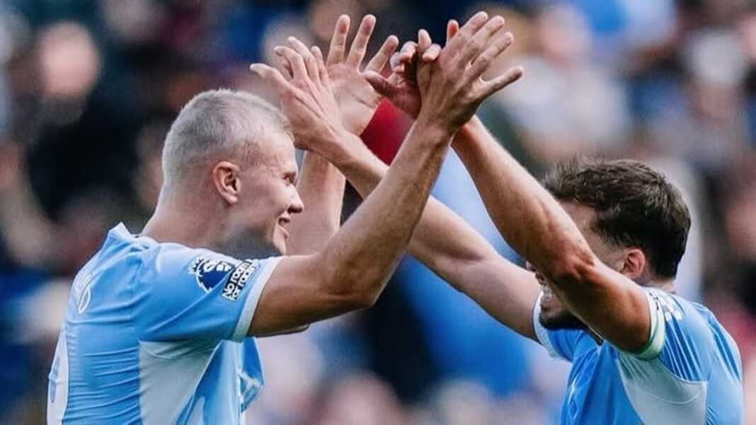 Pemain Manchester City merayakan gol dalam kemenangan dramatis 2-1 atas Bournemouth pada laga Premier League di Etihad Stadium.