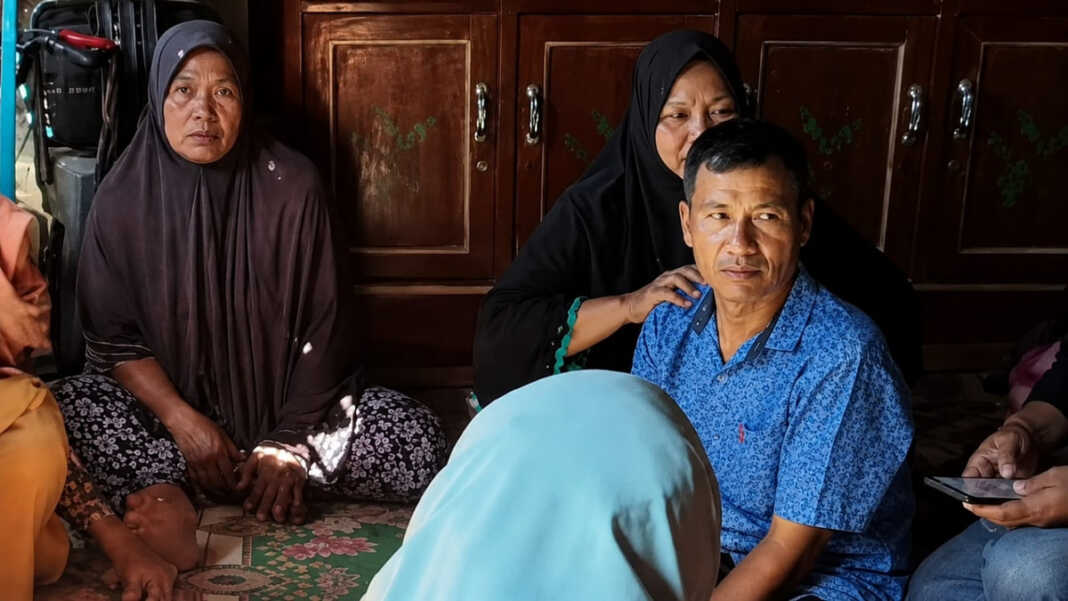 Ansar Dg Tuppu bersama keluarga setelah ditemukan selamat di Pulau Tanakeke, Takalar.