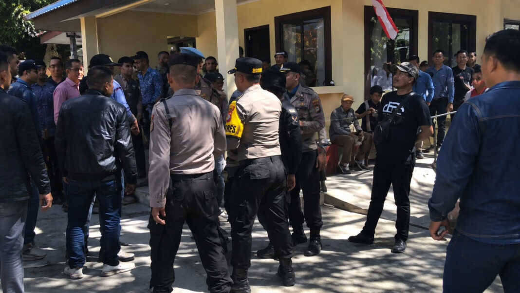 Personel polisi berjaga saat aksi demonstrasi di Mapolres Jeneponto, Sulawesi Selatan.