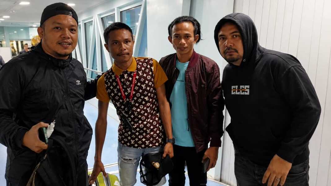 Pria berinisial RA berada bersama aparat setelah penangkapan terkait dugaan pemerasan wanita asal Barru.