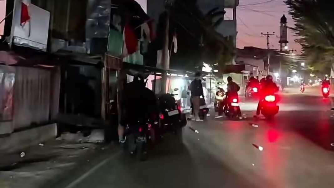 Suasana di Jalan Rappocini, Makassar, saat sejumlah remaja terlihat berkumpul dalam video yang beredar sebelum aparat disebut membubarkan dugaan tawuran.