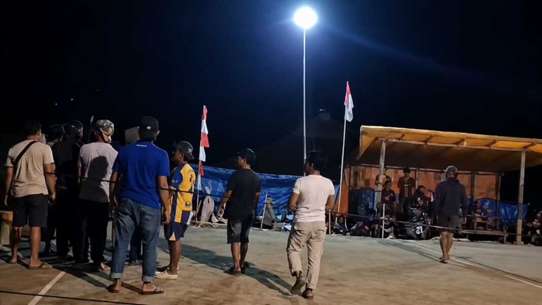 Suasana lapangan saat video ricuh semifinal turnamen voli Hikpar melawan Bulo di Masalle, Enrekang, Jumat, 21 Agustus 2026.