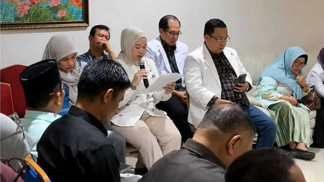 Keluarga bayi cucu Taufan Pawe menyampaikan keterangan terkait pelayanan RSIA Paramount di Makassar.