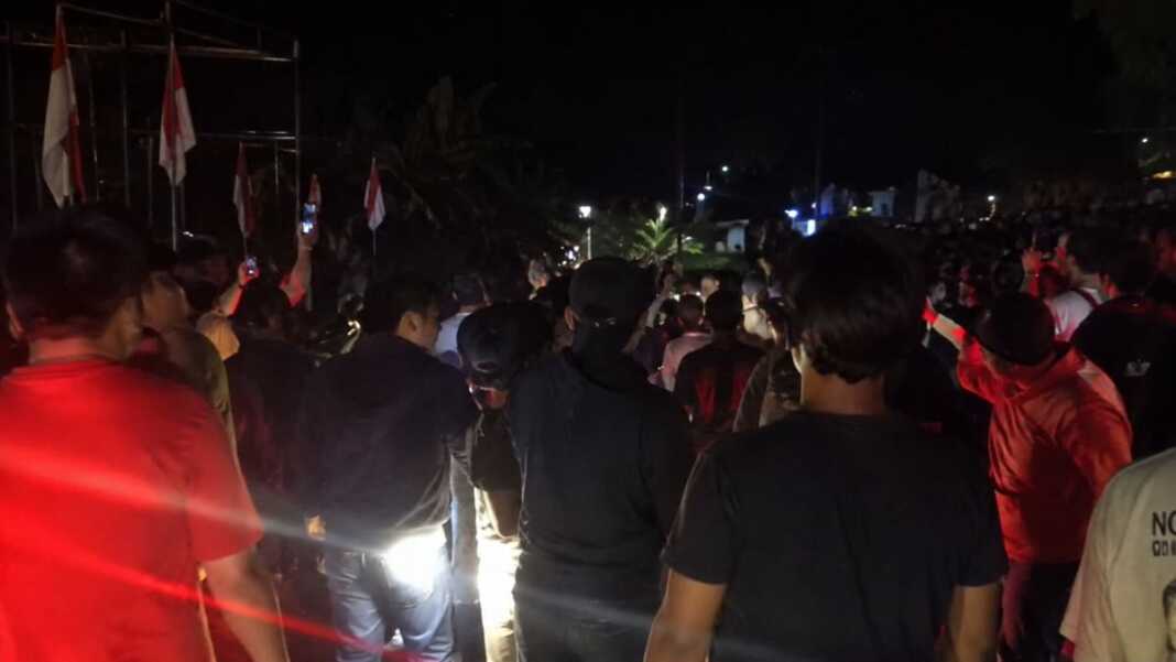 Suasana kerumunan warga dalam unggahan yang beredar terkait kasus Salma di Enrekang, Jumat malam, 21 Agustus 2026.