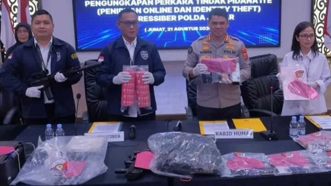 Petugas Polda Jawa Barat menunjukkan barang bukti saat konferensi pers pengungkapan sindikat penipuan online yang diduga beroperasi dari Sidrap.