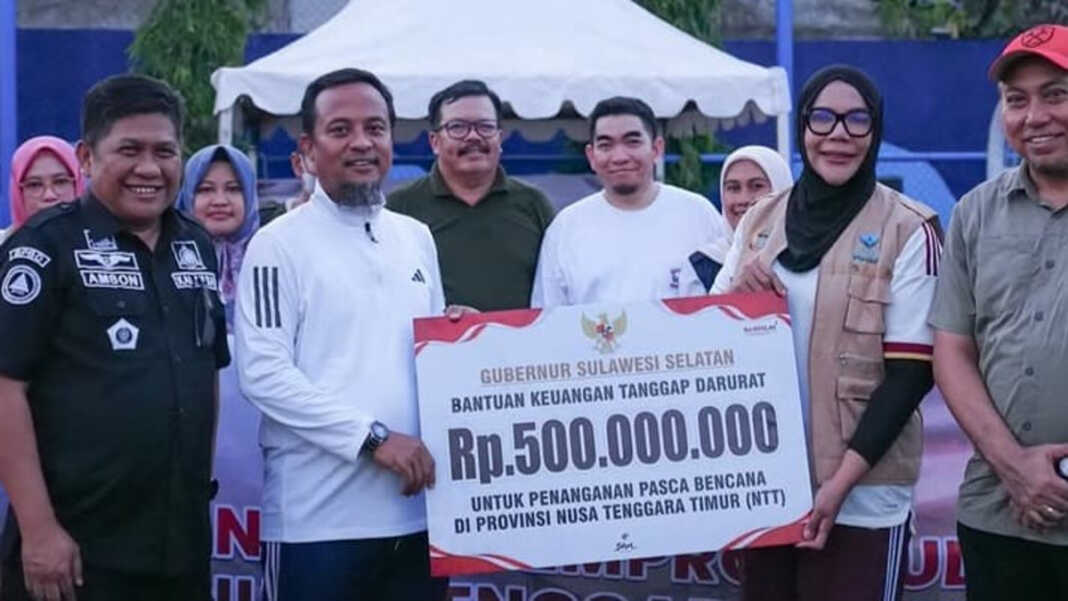 Gubernur Sulawesi Selatan Andi Sudirman Sulaiman bersama jajaran Pemprov Sulsel menunjukkan bantuan keuangan tanggap darurat Rp500 juta untuk penanganan pascabencana di Provinsi Nusa Tenggara Timur (NTT).