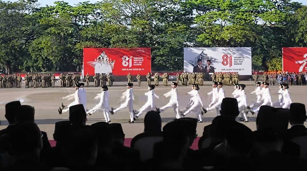 Anggota Paskibraka Kota Makassar dari Tim Narya menampilkan formasi saat upacara HUT ke-81 RI di Lapangan Karebosi, Makassar, Senin (17/8/2026).