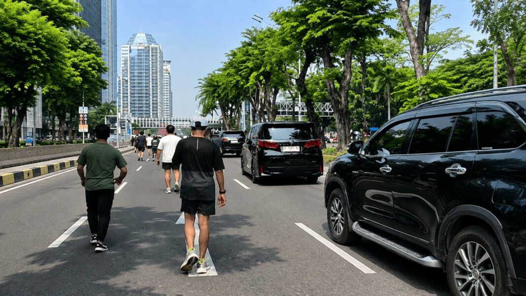 Rombongan mobil menerobos kawasan CFD Sudirman-Thamrin Jakarta dan menjadi sorotan Pemprov DKI Jakarta.