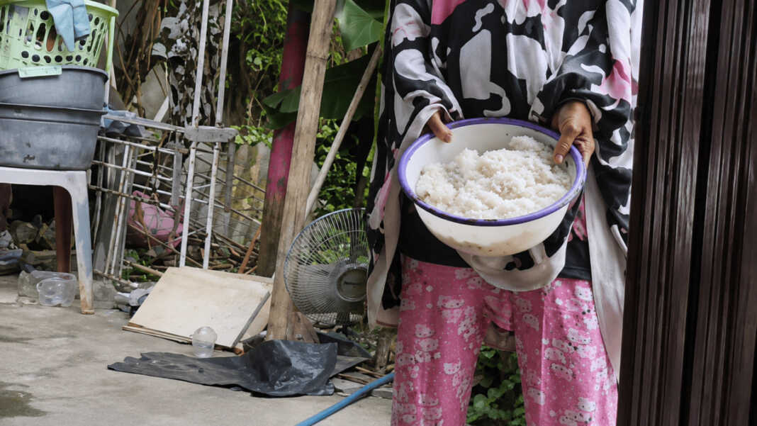 Warga Makassar bawa nasi basi ke RT karena bingung pilah sampah.