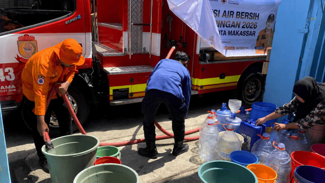 BPBD Makassar mendistribusikan air bersih kepada warga di sejumlah wilayah terdampak kekeringan akibat kemarau