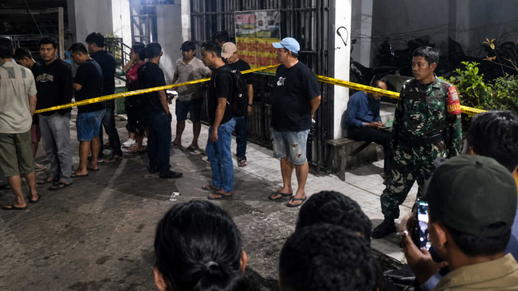 Polisi melakukan olah TKP kasus pria tewas di sekitar Pasar Terong Makassar