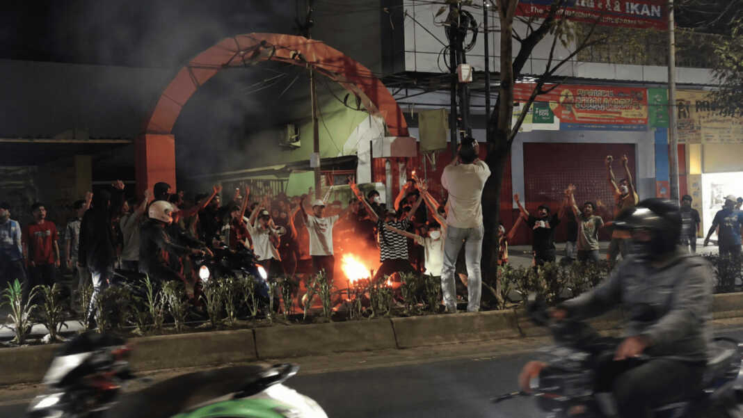 Bentrokan antara geng motor dan warga kembali terjadi di Jl. Urip Sumoharjo, Makassar, Minggu dini hari 2 Agustus 2026.