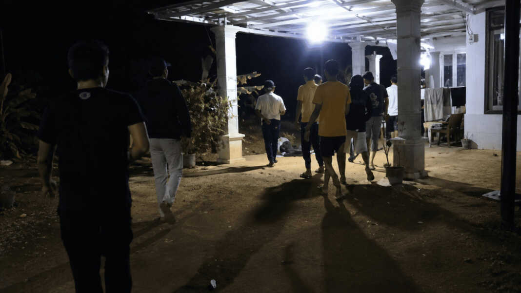Polisi saat melakukan penggerebekan rumah kasus narkoba di Lampung Utara
