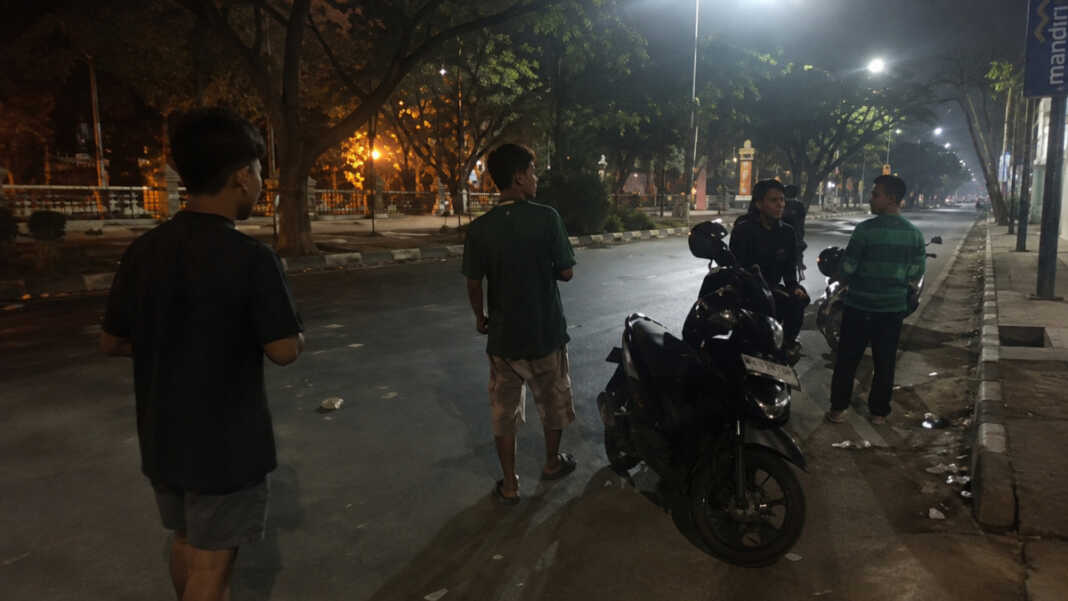 Polisi membubarkan tawuran dan mengamankan dua remaja di Makassar