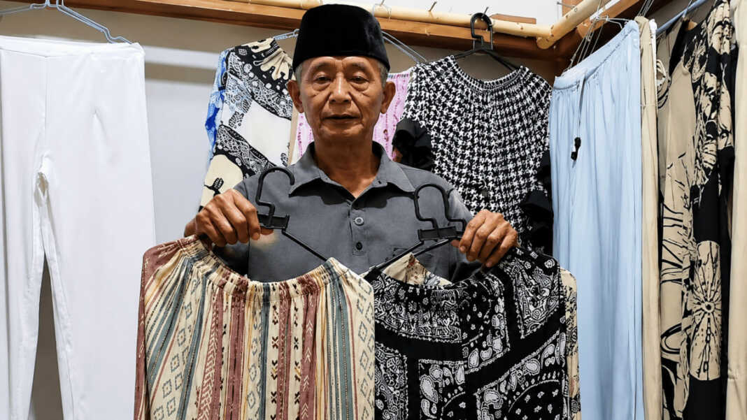 Kakek penjual pakaian memperlihatkan dagangannya saat siaran langsung TikTok yang kemudian viral karena memicu simpati warganet.