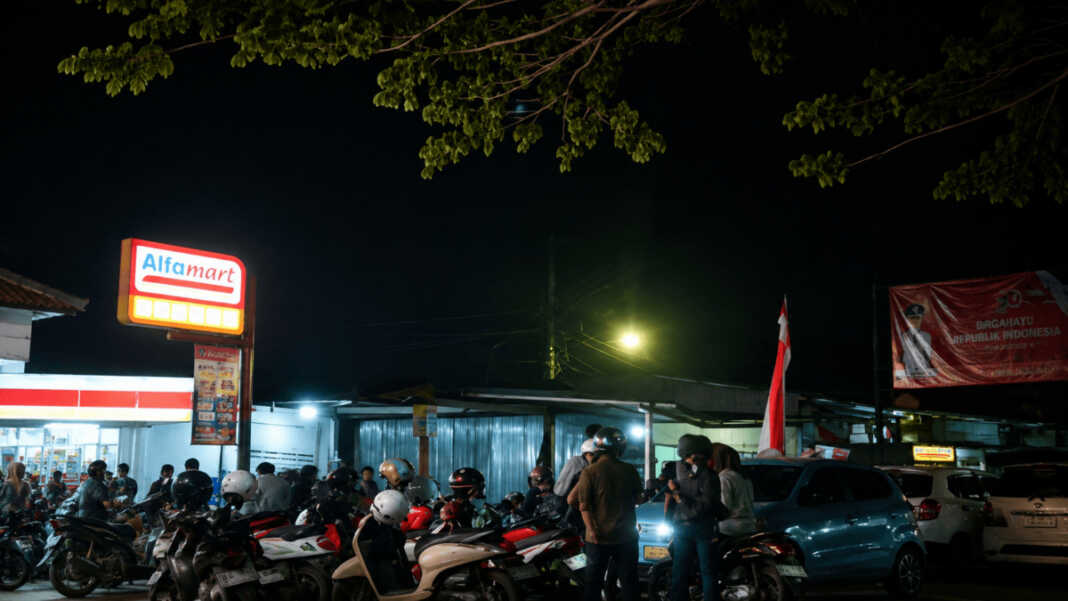 Kepadatan kendaraan di Poros Malino, Kabupaten Gowa, Sabtu malam, 15 Agustus 2026, saat arus menuju kawasan Gunung Bawakaraeng meningkat jelang 17 Agustus.