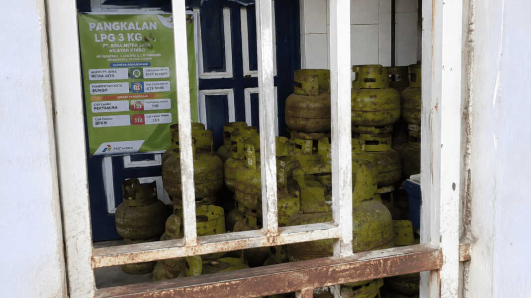 Emak-emak melabrak pangkalan LPG 3 kg di Pinrang