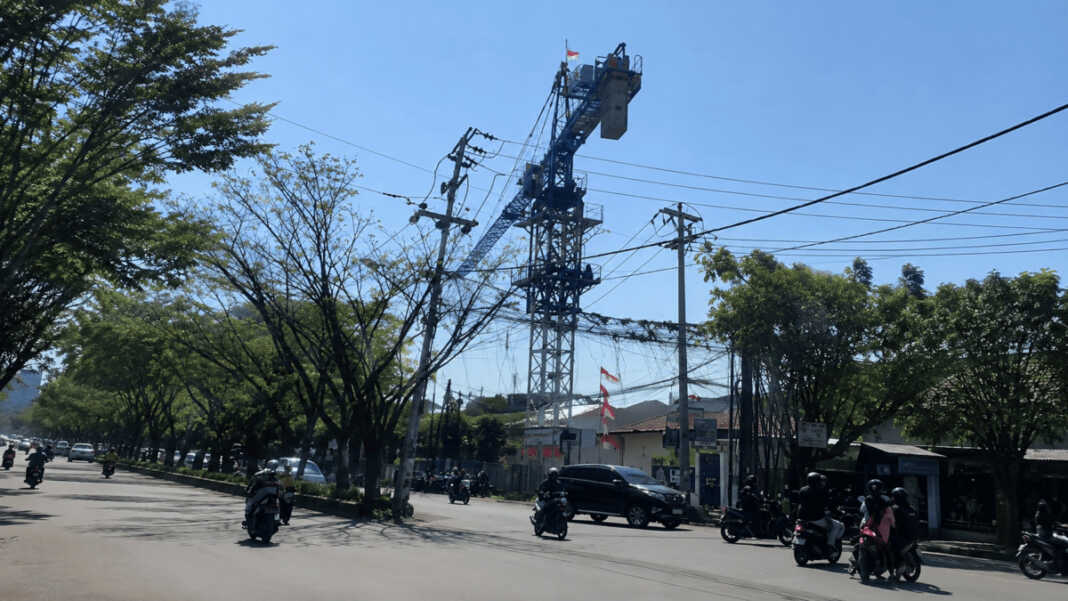Tower crane proyek Rumah Sakit di Jalan Yusuf Dg Ngawing, Makassar beroperasi di atas jalan umum.