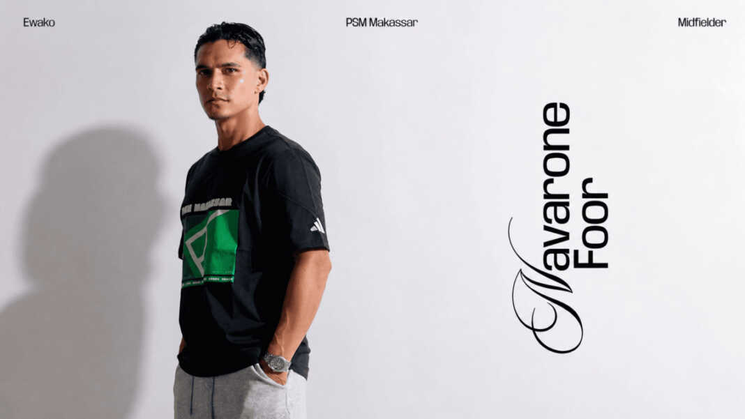 Navarone Foor mengenakan saat diperkenalkan sebagai pemain baru PSM Makassar.