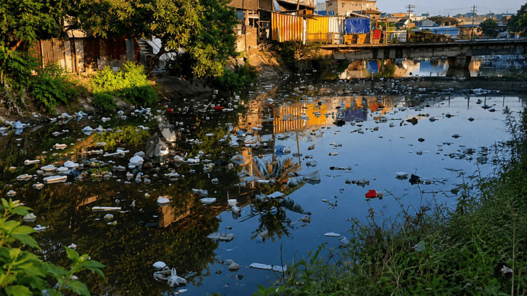 Kanal di Makassar penuh sampah efek pilah sampah
