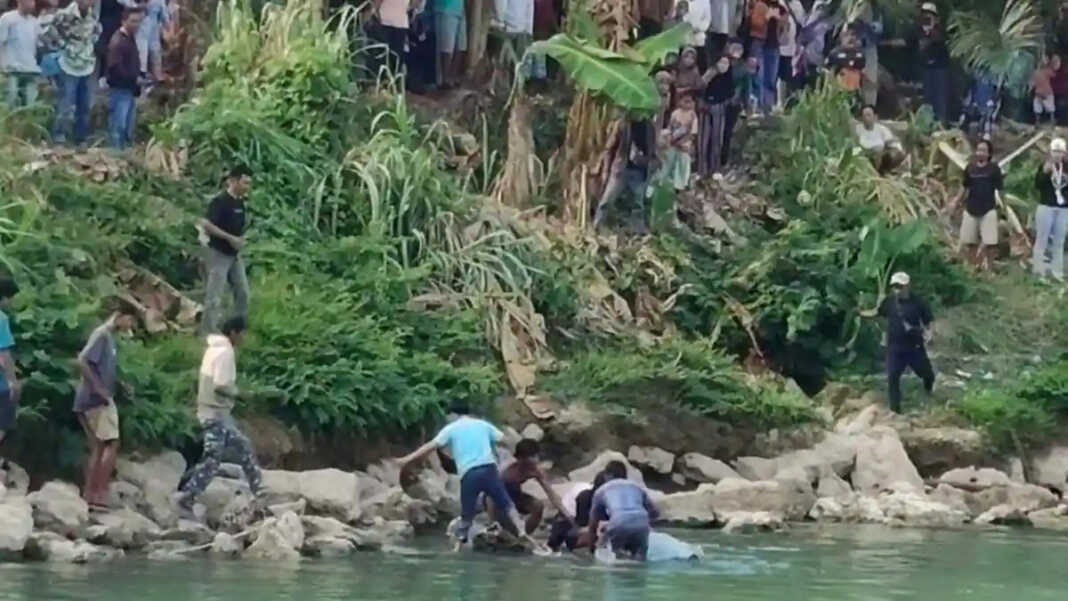Tim SAR dan warga melakukan pencarian bocah yang diterkam buaya di Sungai Budong-Budong, Mamuju Tengah.