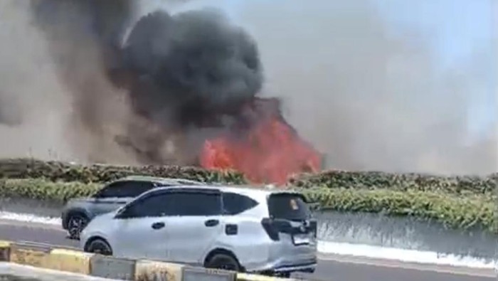 Kebakaran alang-alang kering di Kecamatan Tamalanrea, Makassar, Sulawesi Selatan, nyaris merembet ke kawasan pergudangan Parangloe pada Rabu (12/8/2026). Dok. Istimewa.