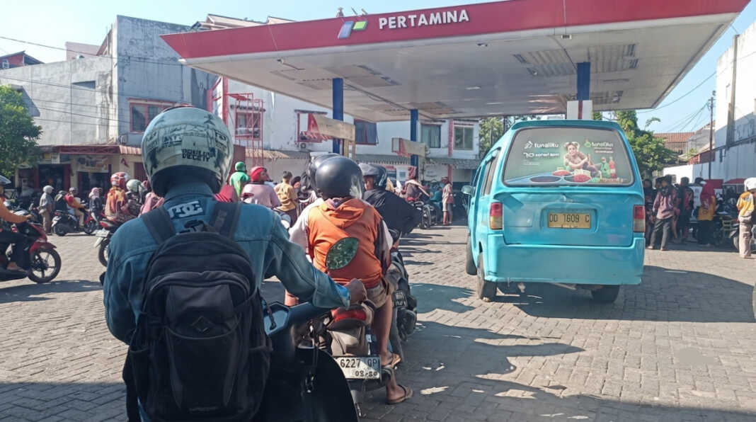 Antrean kendaraan di SPBU Makassar saat penerapan aturan ganjil-genap pembelian BBM