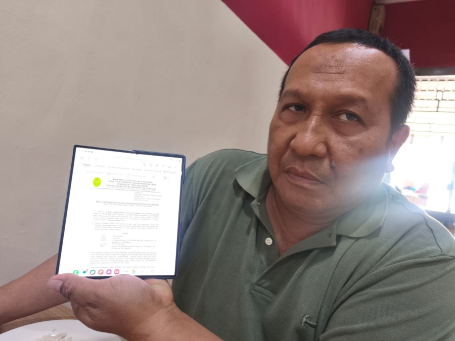 Agus Bustam, ahli waris pemilik lahan di lokasi Stadion Sudiang, memperlihatkan foto scan amar putusan Pengadilan Negeri Makassar yang memerintahkan Pemprov Sulsel membayar ganti rugi Rp 28,32 Miliar
