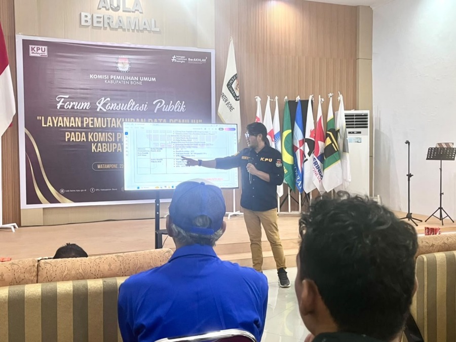 Ketua KPU Bone, Yusran dalam acara forum konsultasi publik Layanan Pemutakhiran Data Pemilih KPU Bone, Rabu (23/9/2026).